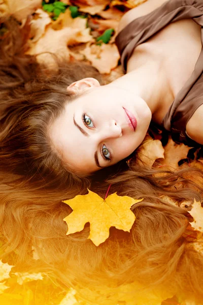 Herbstweib. schöne junge trendige Mädchen im Herbst Park. — Stockfoto