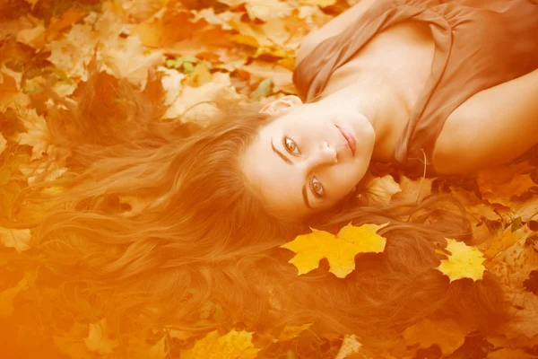 Femme d'automne. Belle jeune fille à la mode dans le parc d'automne . — Photo