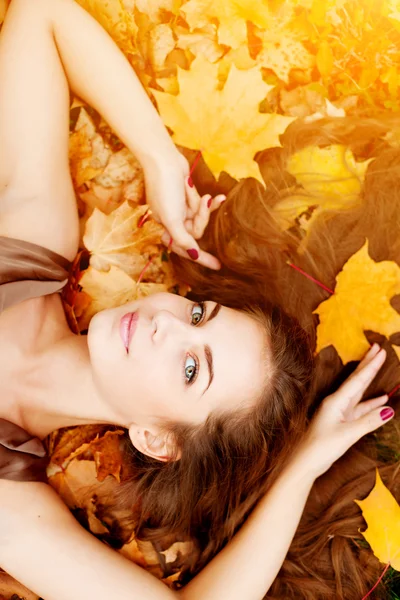 Femme d'automne. Belle jeune fille à la mode dans le parc d'automne . — Photo