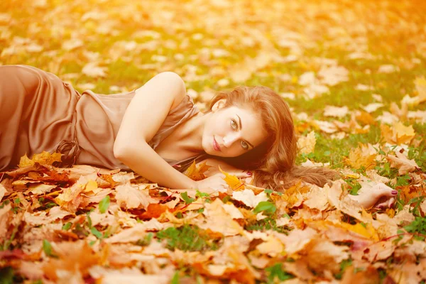 Femme d'automne. Belle jeune fille à la mode dans le parc d'automne . — Photo