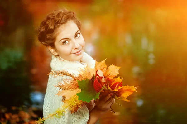 秋の女性。秋の公園で美しい若いトレンディな少女. — ストック写真