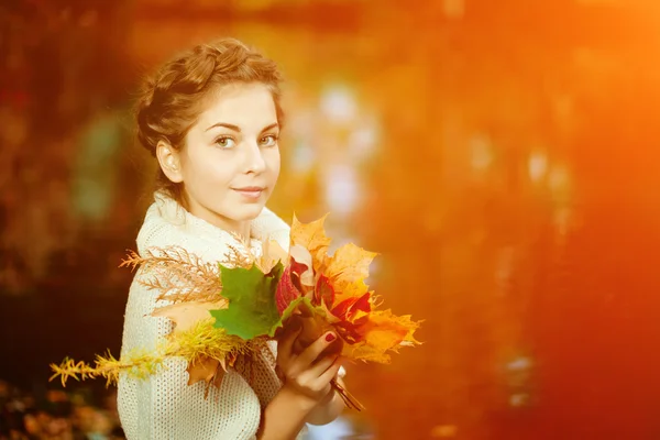 Femme d'automne. Belle jeune fille à la mode dans le parc d'automne . — Photo