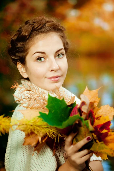 Donna d'autunno. Bella ragazza alla moda nel parco autunnale . — Foto Stock