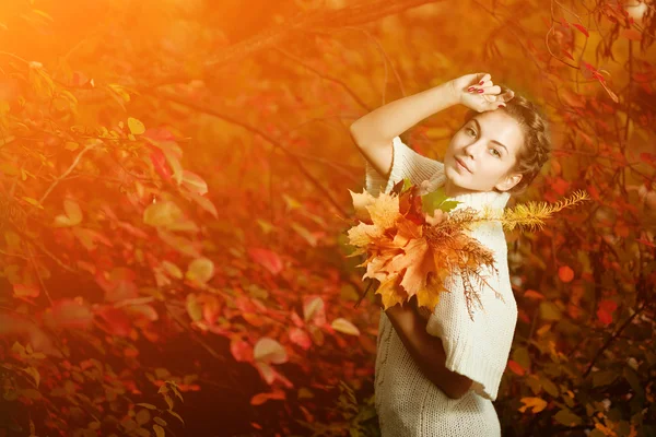 Autumn woman. Beautiful young trendy girl in autumn park. — Stock Photo, Image