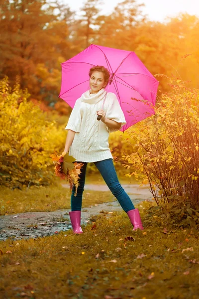 Donna d'autunno. Bella ragazza alla moda nel parco autunnale . — Foto Stock