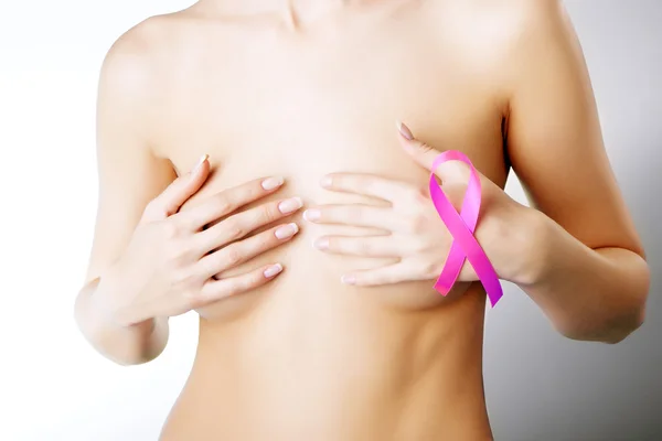 Рак груди. Розовая лента на груди женщины. Концепция меди — стоковое фото