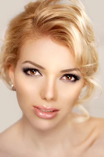 Vrouw gezicht close-up. een mooie jonge blonde trendy. meisje met een worden — Stockfoto
