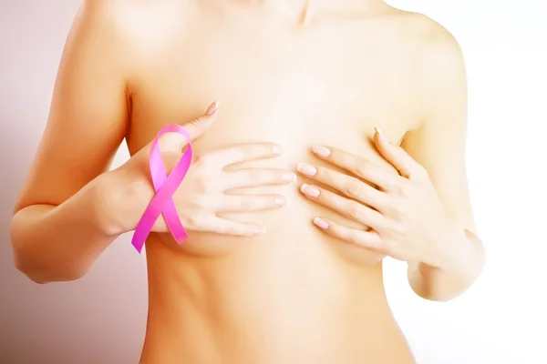 Cancro da mama. Fita rosa nos seios de uma mulher. Conceito de medi — Fotografia de Stock