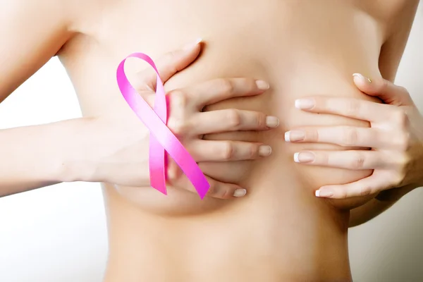 Cancro al seno. Nastro rosa sul seno di una donna. Concetto di medi — Foto Stock