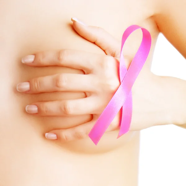 Rakovina prsu. růžovou stuhou na ženská prsa. koncepce medi — Stock fotografie