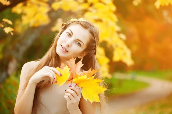 秋の女性。秋の公園で美しい若いトレンディな少女. ストックフォト