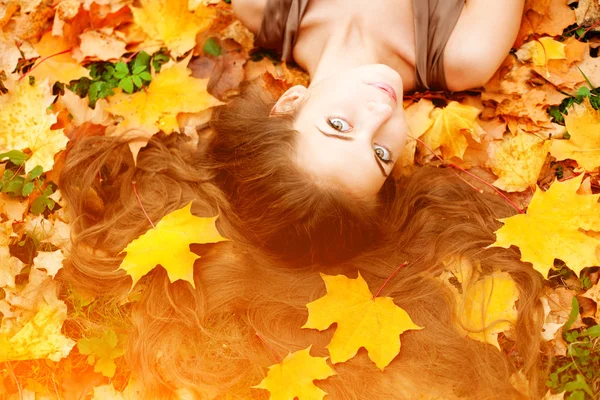 Mujer de otoño. Hermosa chica de moda joven en el parque de otoño . Imagen de stock