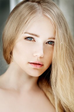 kadın yüzünü kapat. genç ve güzel sarışın trendy. kız ile bir olun