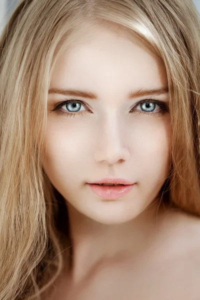 Woman face close up. A pretty young blond trendy. Girl with a be — Stock Photo, Image