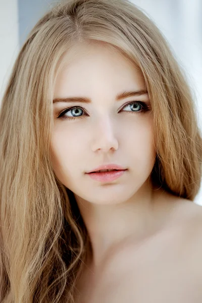 Woman face close up. A pretty young blond trendy. Girl with a be — Stock Photo, Image