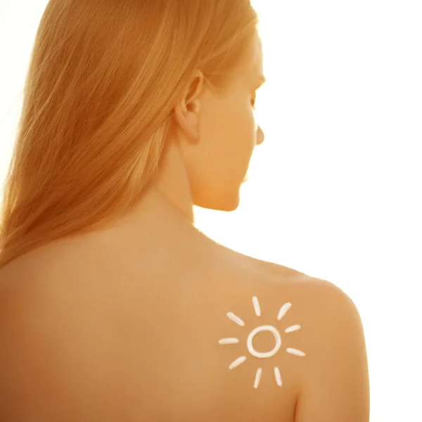 Creme de loção bronzeada. Mulher cuidar da pele. Menina aplicando protetor solar assim — Fotografia de Stock