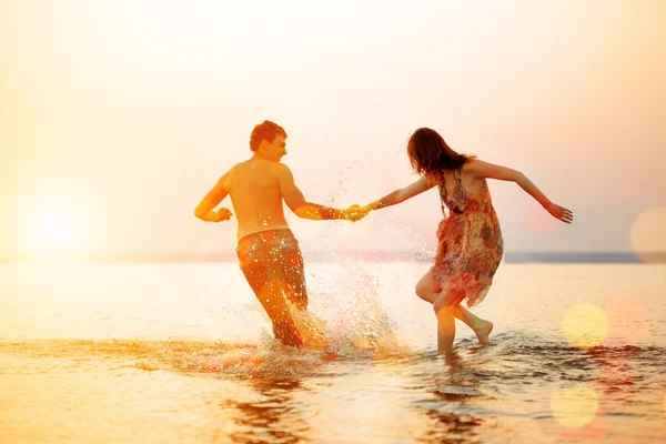 Estate divertente giorno di vacanza su sfondo spiaggia. Coppia innamorata in spiaggia — Foto Stock