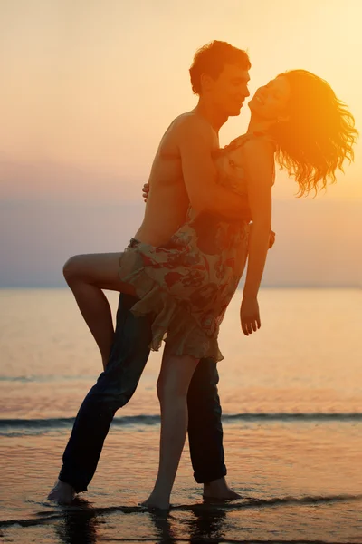 Verão divertido feriado no fundo da praia. Um jovem casal amoroso hu — Fotografia de Stock