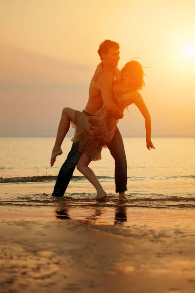 Yaz eğlenceli plaj zemin üzerine bayram. Sevgi dolu bir genç çift hu — Stok fotoğraf