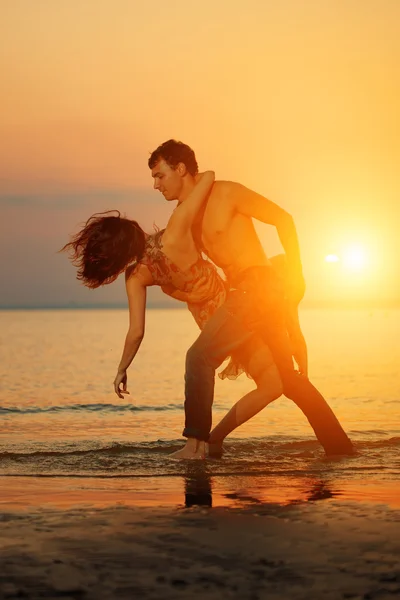 Sommerspaß Urlaub am Strand Hintergrund. ein liebevolles junges Paar hu — Stockfoto