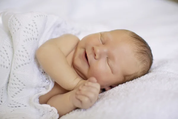 Weinig pasgeboren baby slaapt. Pasgeboren baby te slapen. Pasgeboren baby — Stockfoto
