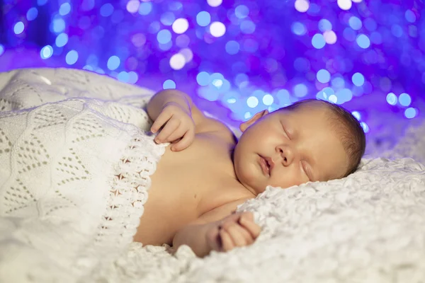 Il piccolo neonato dorme. Bambino appena nato che dorme. Neonato — Foto Stock