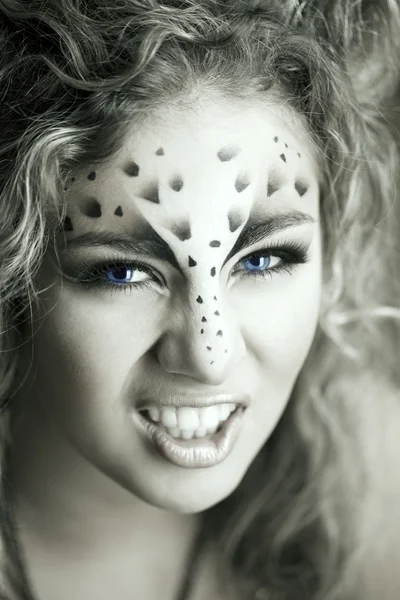 Beauty woman with makeup in snow leopard style. Fashion makeup m — Stock Photo, Image