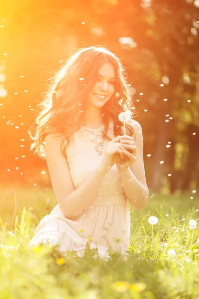Jonge voorjaar mode vrouw in lentetuin. Lente. Trendy — Stockfoto