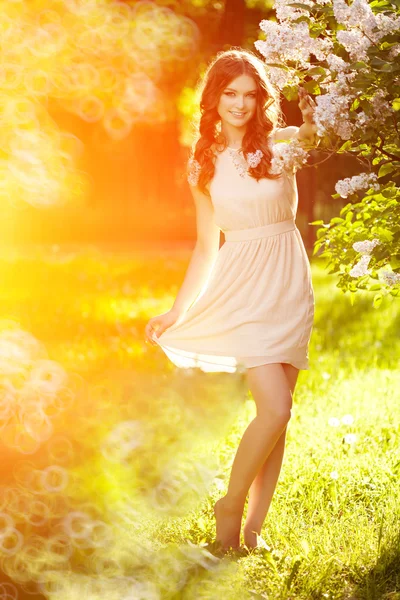 Mujer joven de la moda de primavera en el jardín de primavera. Primavera. De moda —  Fotos de Stock