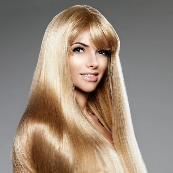 Beauté jeune femme aux cheveux longs et blonds luxueux. Coupe de cheveux avec — Photo