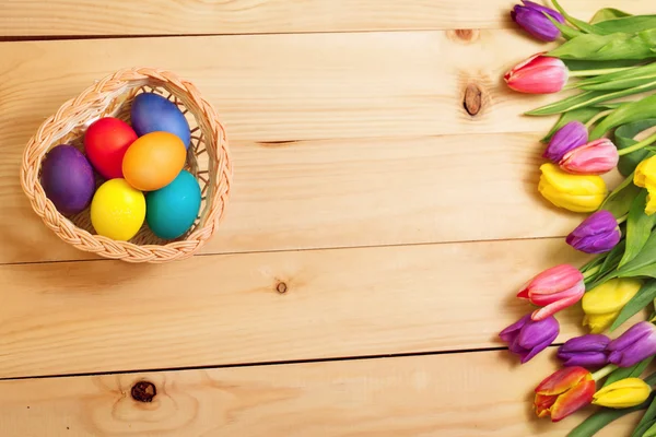 Spring Flowers bunch and easter eggs at wood floor texture. Beau — Stock Photo, Image