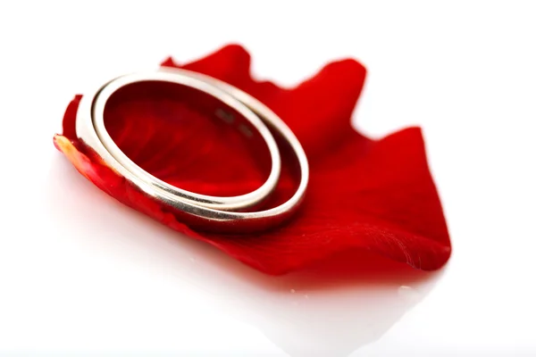 Conceito de casamento para cartão de convite. anéis de casamento em pétalas de Fotografia De Stock