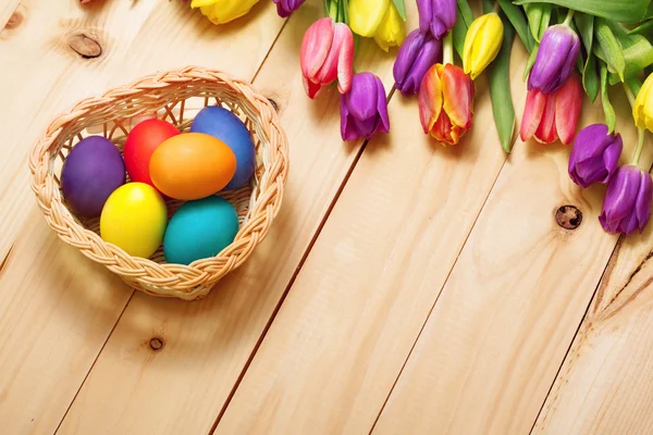 Ramo de flores de primavera y huevos de Pascua en textura de suelo de madera. Beau. Fotos De Stock