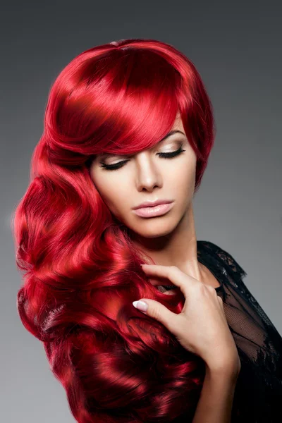 Moda de luxo mulher jovem na moda com cabelo encaracolado vermelho. Menina w — Fotografia de Stock