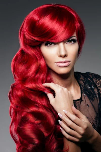 Moda de lujo mujer joven de moda con el pelo rizado rojo. Chica w — Foto de Stock
