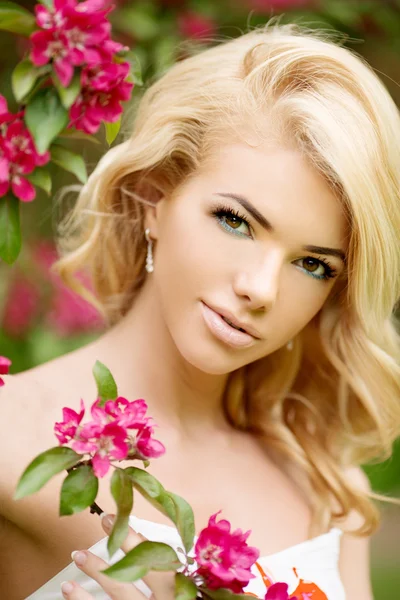 Fiatal tavaszi divat nő. A virágzó fák divatos lány — Stock Fotó