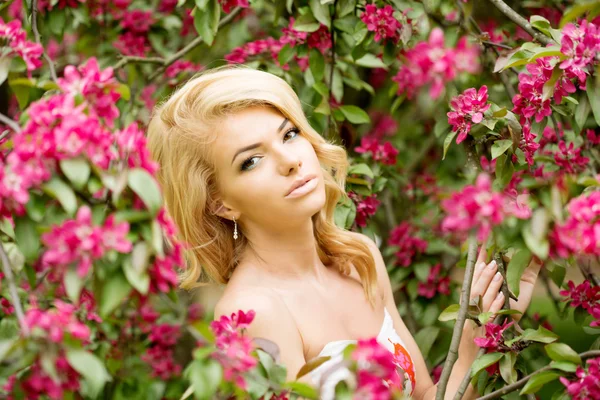 Jeune femme de mode de printemps. Fille à la mode dans les arbres à fleurs i — Photo