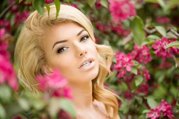 Jovem mulher de moda primavera. Menina na moda nas árvores floridas no jardim de verão primavera. Na Primavera ou no Verão. Senhora no fundo paisagem primavera. Alérgico ao pólen das flores. Alergia na Primavera — Fotografia de Stock