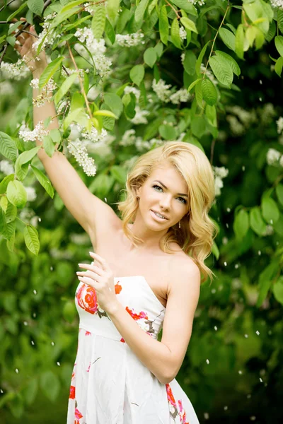 Jonge lente mode vrouw. Trendy meisje in de bloeiende bomen ik — Stockfoto