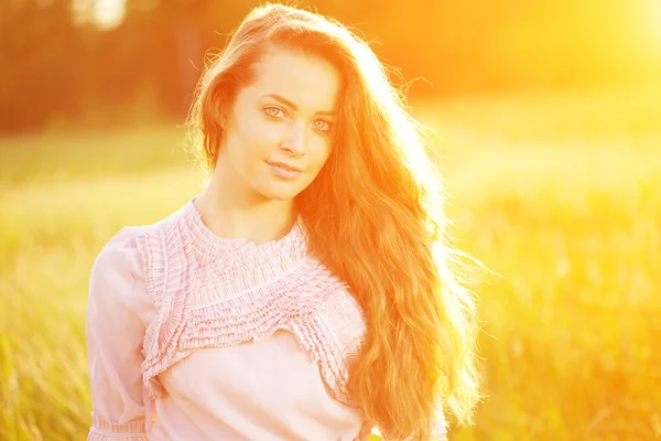 Young hipster model woman Casual Girl in field in Sunset in spri — Stockfoto