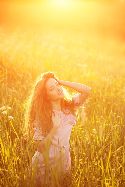 Молодая хипстерская модель красавица, дующая в длинные волосы. Казуальная девочка
