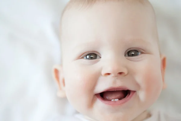 Gelukkig schattig lachen baby. Positief glimlachend kind. Lachend kind. — Stockfoto