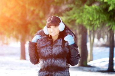 Kış manzara arka plan üzerinde kış kadın mı? Güneş. Moda GIR