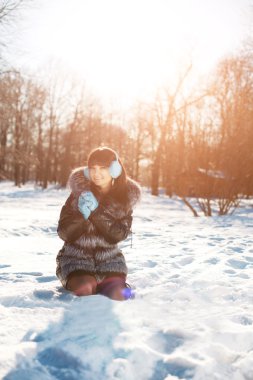 Kadın Kış kış manzara, güneş arka plan üzerinde. Moda GIR