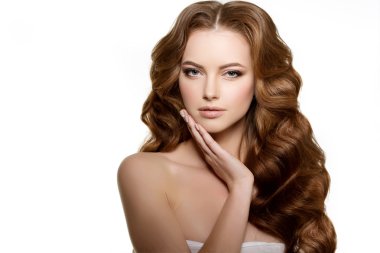 Uzun saçlı. Dalgalar kıvırcık saç modeli. Kuaför Salonu. Kabarık. Moda modu
