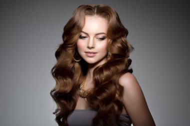İle uzun saç modeli. Dalgalar kıvırcık saç modeli. Kuaför Salonu. Kabarık. F