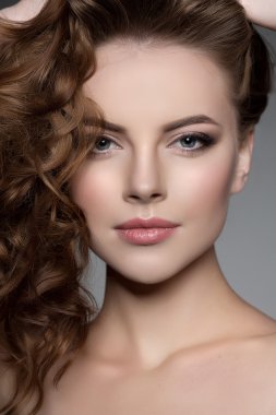 İle uzun saç modeli. Dalgalar kıvırcık saç modeli. Kuaför Salonu. Kabarık. F