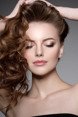 İle uzun saç modeli. Dalgalar kıvırcık saç modeli. Kuaför Salonu. Kabarık. F