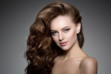 İle uzun saç modeli. Dalgalar kıvırcık saç modeli. Kuaför Salonu. Kabarık. F