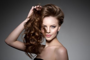 İle uzun saç modeli. Dalgalar kıvırcık saç modeli. Kuaför Salonu. Kabarık. F